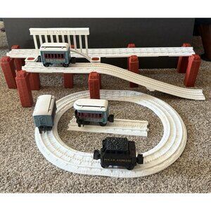Lionel Polar Express 4 cars w/ white tracks and bridge parts, REPLACEMENT PARTs